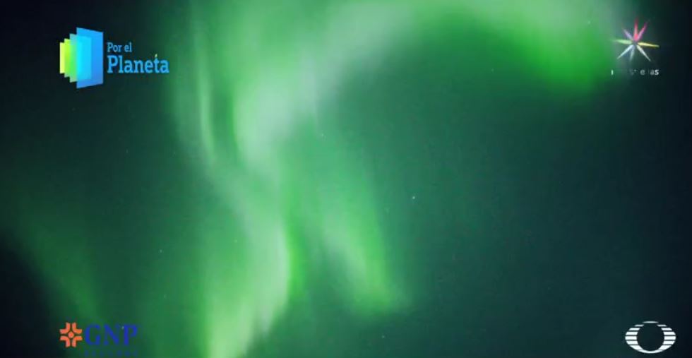 Aurora boreal ilumina el cielo de kaktovik, en Alaska (Por el Planeta/Noticieros Televisa)