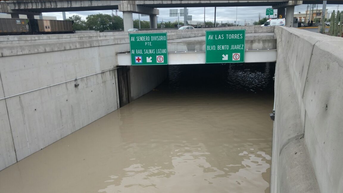 Lluvia afecta el desnivel de Manuel L. Barragán y Sendero, San Nicolás; las precipitaciones colapsan varias zonas del área metropolitana de Monterrey (Twitter @LeydaEstradat)