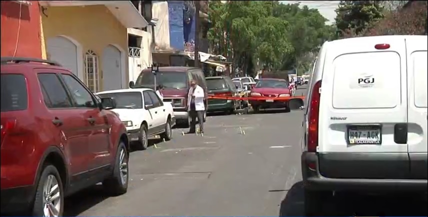 Peritos de la Procuraduría capitalina trabajan en la zona donde se registró una balacera (Noticieros Televisa)