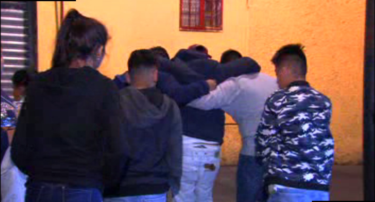 Vecinos ayudan a una persona que fue alcanzada por una bala en la colonia Morelos (Noticieros Televisa)