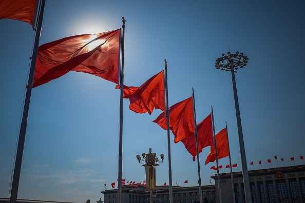 Banderas chinas ondean en la plaza de Tiananmen. (Getty Images)