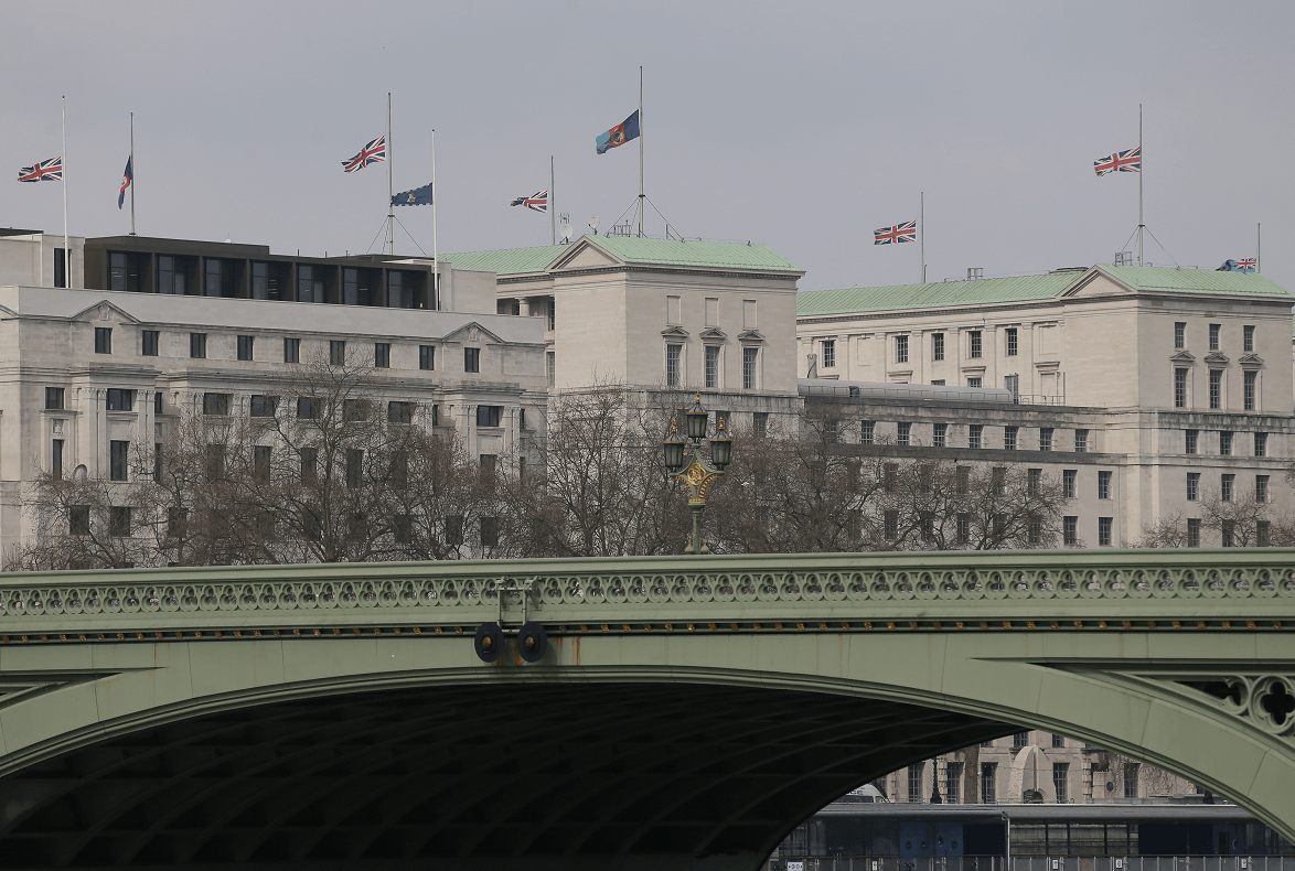 Banderas ondean a media asta en el edificio de Defensa y otros inmuebles gubernamentales en Londres. (AP)