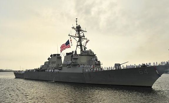 El destructor estadounidense USS Carney zarpando de su base de Mayport. (ABC.es/archivo)
