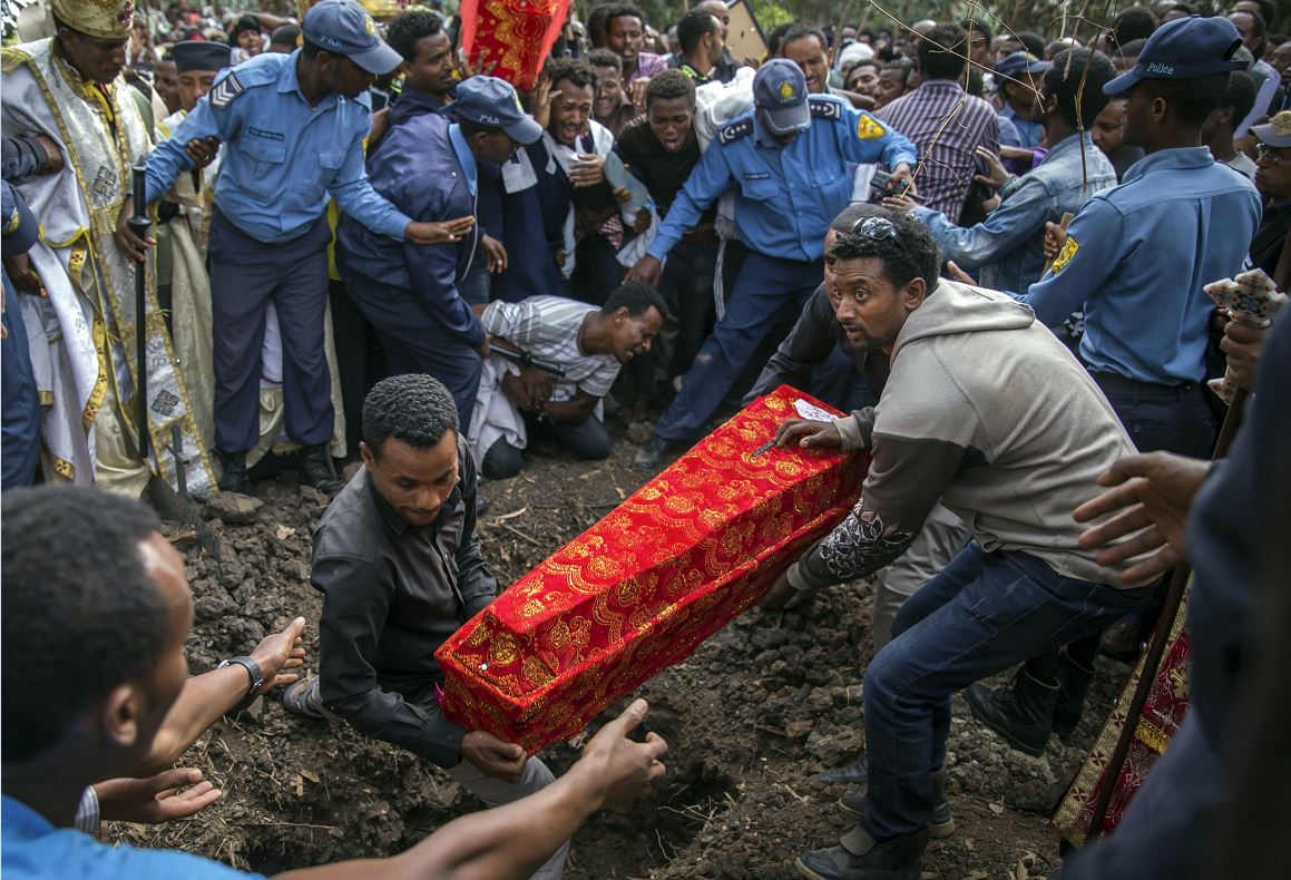 El ataúd de uno de los muertos tras el derrumbe de una montaña de basura en un vertedero en Addis Abeba, Etiopía. (AP)