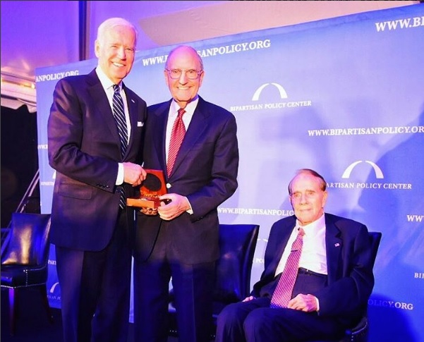 Joseph Biden recibe un premio del Bipartisan Policy Centre por su coraje político; el ex funcionario estadounidense defiende a la prensa y a la justicia, agredidas por Trump (Instagram- bpc_bipartisan)