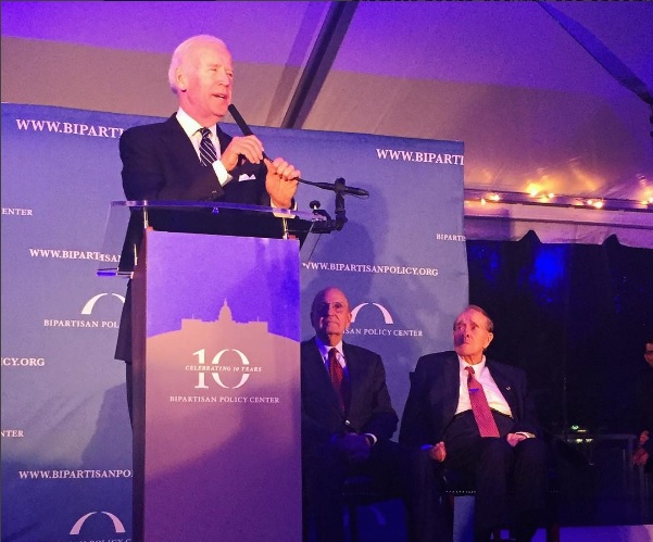 Joseph Biden recibe un premio del Bipartisan Policy Centre por su coraje político; el ex funcionario estadounidense defiende a la prensa y a la justicia, agredidas por Trump (Instagram- bpc_bipartisan)