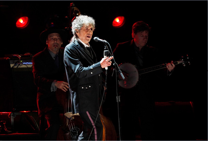 Bob Dylan participa en un evento realizado en Los Angeles; el cantautor no da señales de ofrecer un discurso para obtener el premio (Getty Images, archivo)