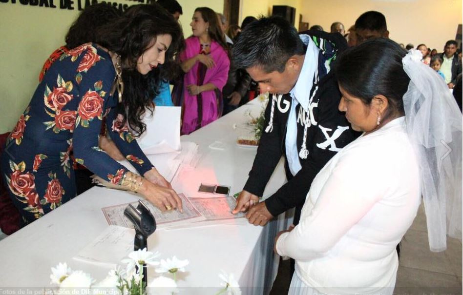 La boda civil estuvo a cargo del DIF municipal de San Cristóbal de las Casas y el acto se realizó en el Centro de Convenciones de la ciudad (Facebook/ DIF San Cristobal)