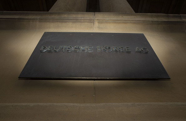 Un placa situada en el exterior de la Bolsa de Frankfurt, operada por Deutsche Borse. (Getty Images)