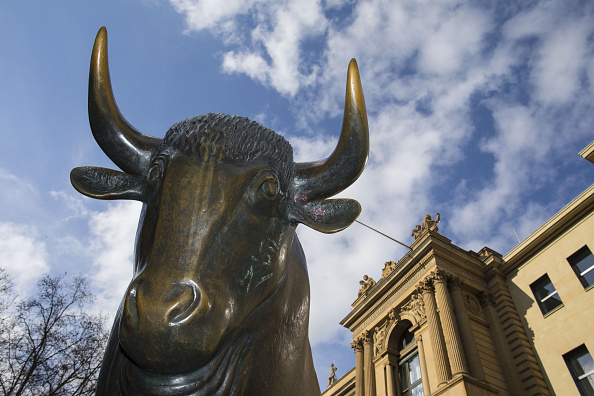 Una estatua de un toro afuera de la Bolsa de Frankfurt. (Gertty Images)