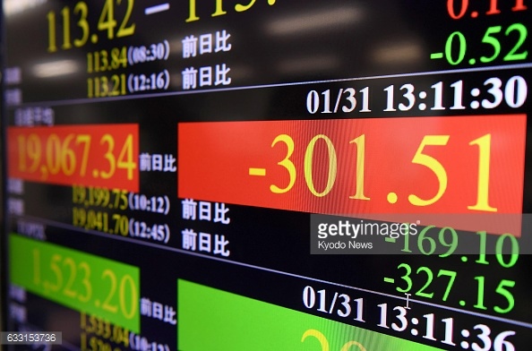 Tablero de la Bolsa de Tokio, indica retroceso en las acciones. (Getty Images)