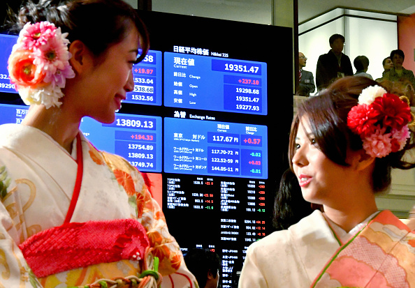 Tableros de la Bolsa de Tokio. (Getty Images)
