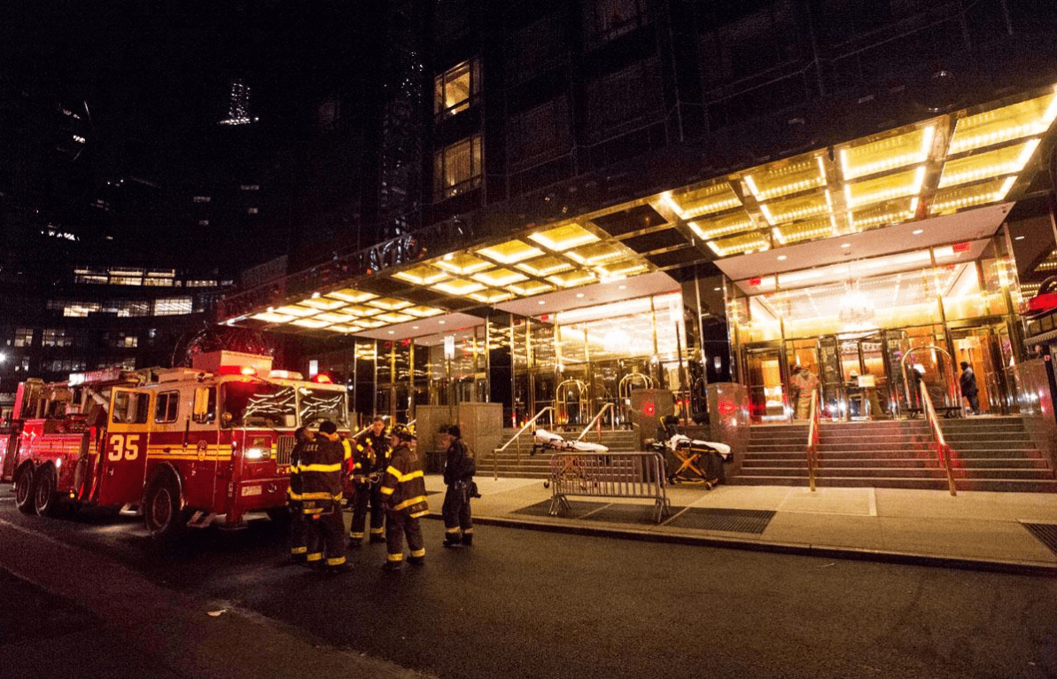 Bomberos acuden a la Torre Trump de Nueva York luego de registrarse un incendio en el piso 47.