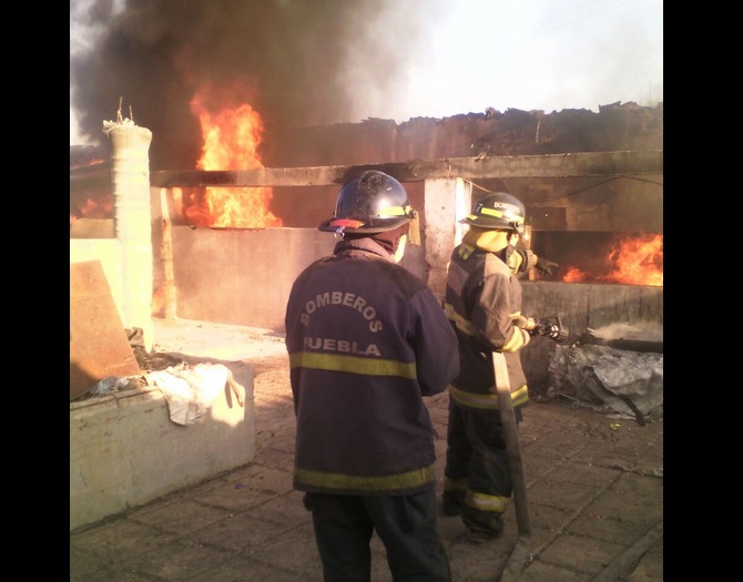 Bomberos sofocaron un incendio al interior de una fábrica textil de Huejotzingo, Puebla. (Twitter @SSP_Puebla)