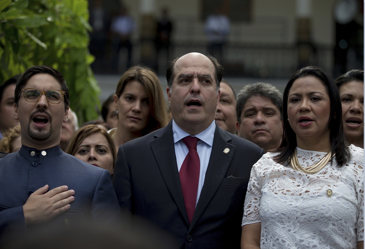 Julio Borges, diputado y presidente de la Asamblea Nacional venezolana, participa en una protesta; denuncia golpe de Estado en el país (AP, archivo)
