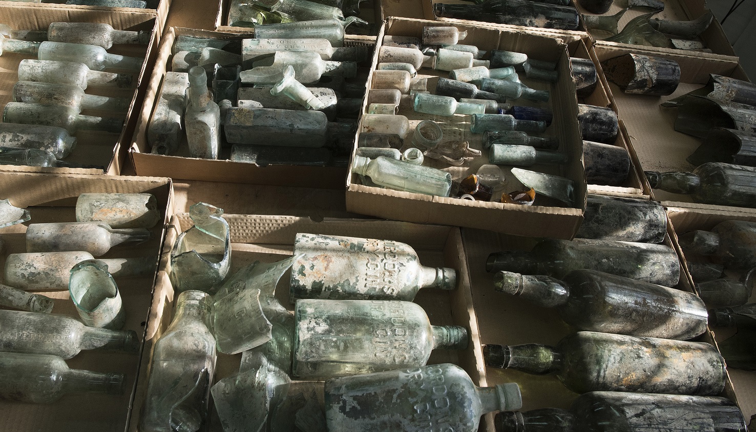 Arqueólogos de Israel descubren cientos de botellas de licor cerca de un edificio donde soldados británicos en 1917 (AP)
