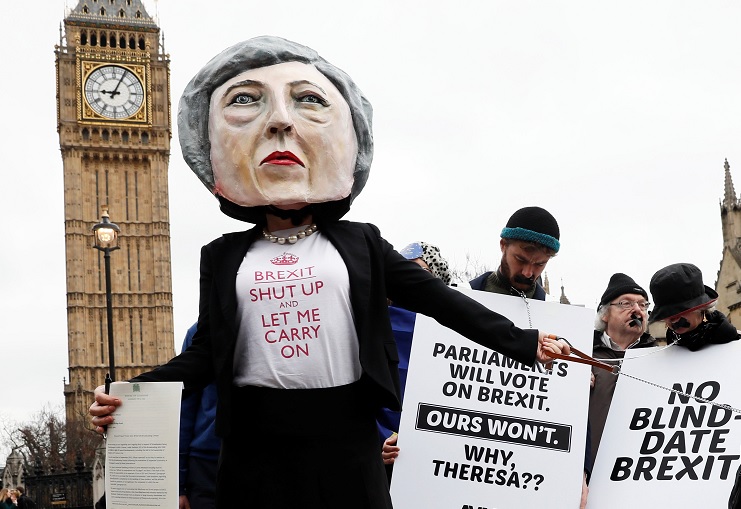Manifestantes anti-Brexit llevan una cabeza gigante de Theresa May (Reuters)