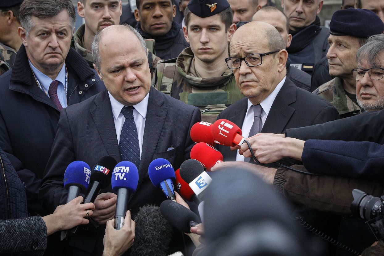 Bruno Le Roux, ministro del Interior, y Jean-Yves Le Drian, ministro de Defensa, dieron una conferencia de prensa en el aeropuerto Orly. (AP)