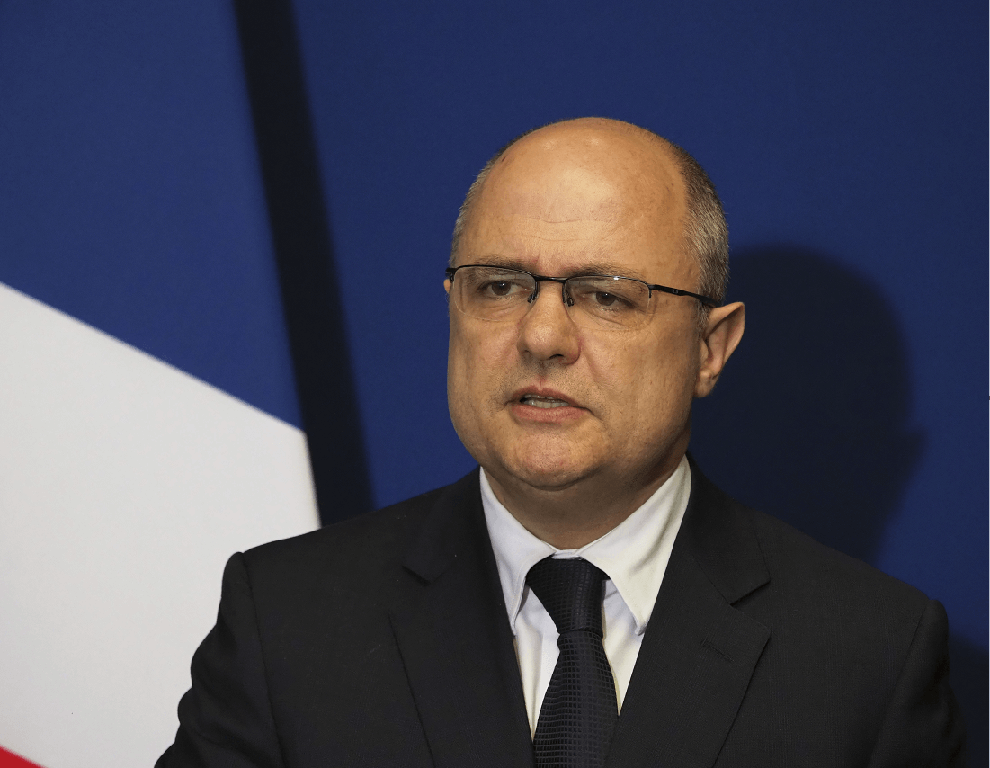 Bruno Le Roux, ministro francés del Interior, se encuentra en medio de un escándalo que involucra a sus hijas. (AP)