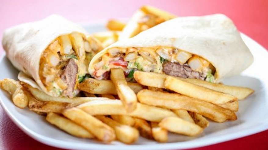 En New York venden el "burgrito", la mezcla entre una hamburguesa y un burrito (Twitter @lavozdegalicia)