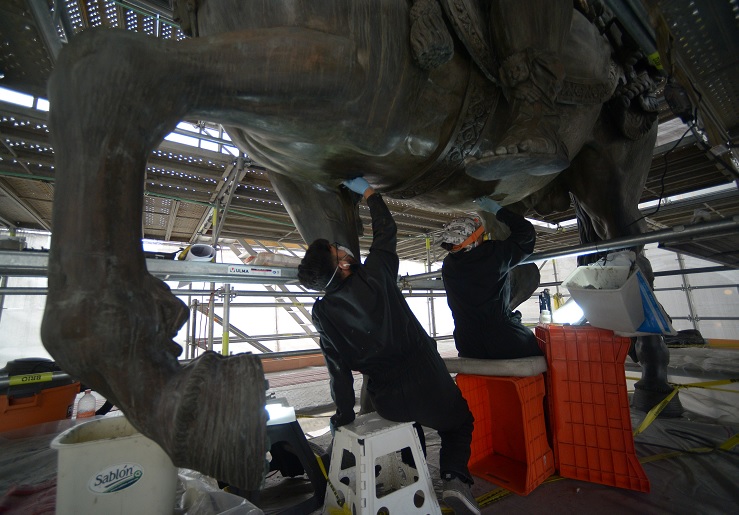 Restauradores del INAH trabajan con el monumento ecuestre de bronce de Carlos IV (Foto: INAH)