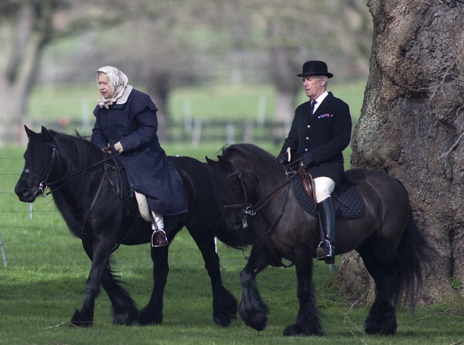 La reina Isabel II de Inglaterra fue fotografiada a caballo cerca del Castillo de Windsor acompañada por Head Groom Terry Pendry (Foto: telegraph.co.uk)
