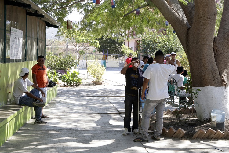 Un grupo de personas se resguarda del calor en Oaxaca; las temperaturas en la entidad alcanzan los 40 grados (NTX, archivo)