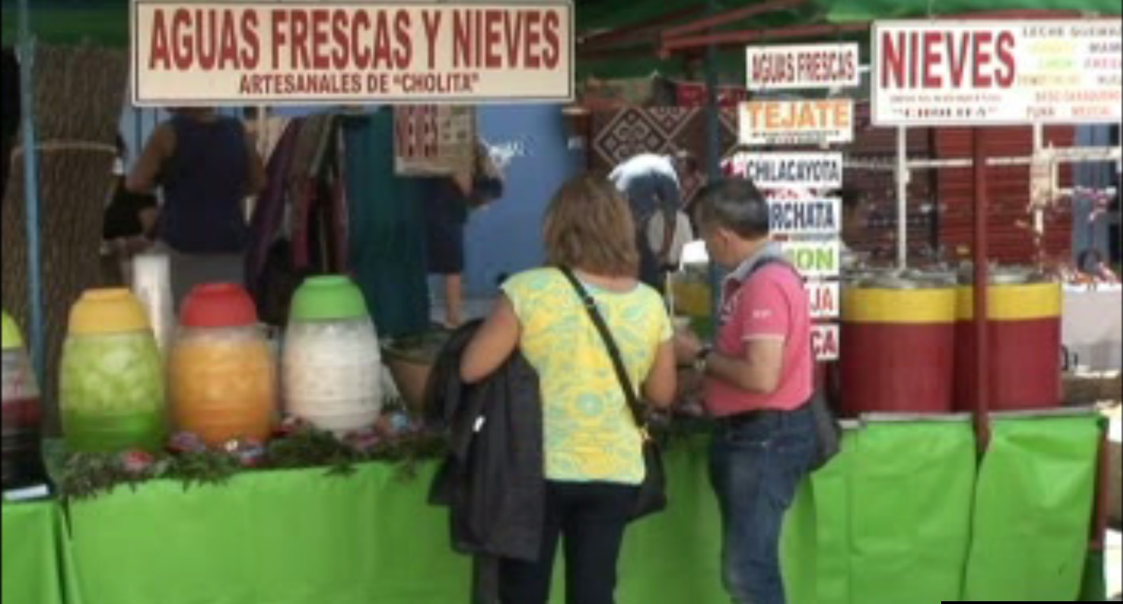 Visitantes en Oaxaca buscan refrescarse ante el intenso calor que golpea la entidad (Noticieros Televisa)