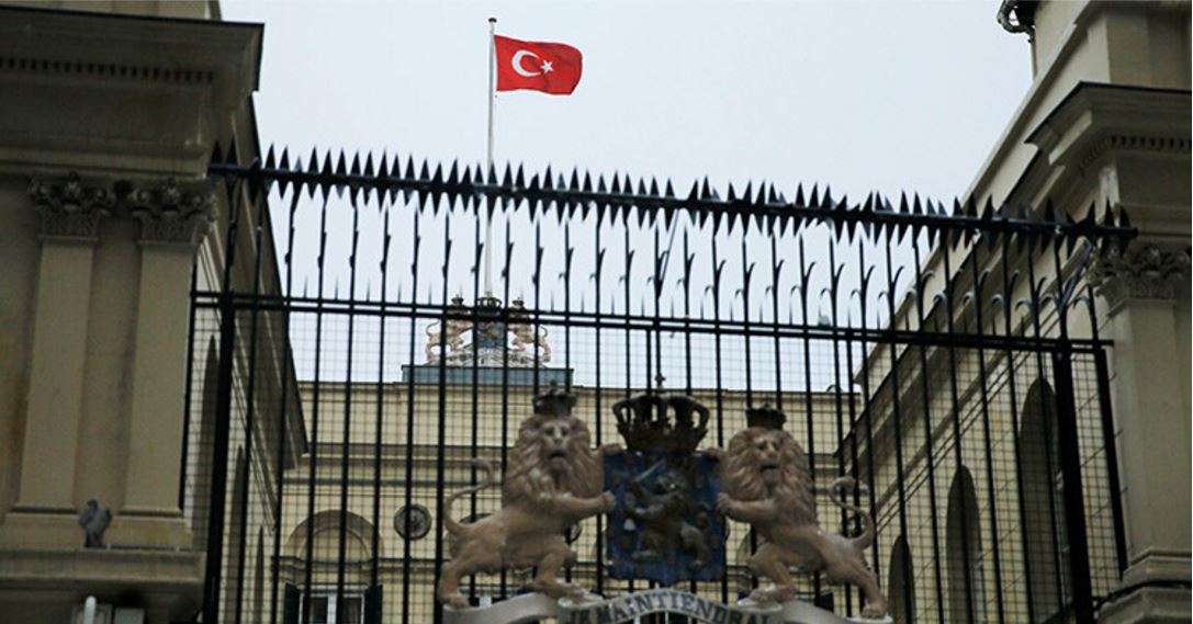 La bandera turca sobre el consulado neerlandés en Estambul, Turquía. (Reuters)