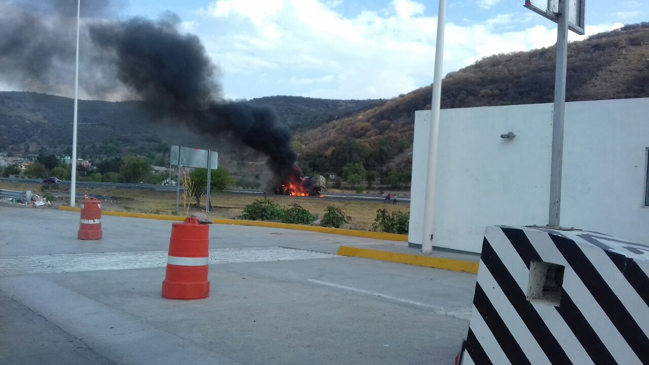 Incendio de tráiler en autopista Cuitzeo-Pátzcuaro, en Michoacán