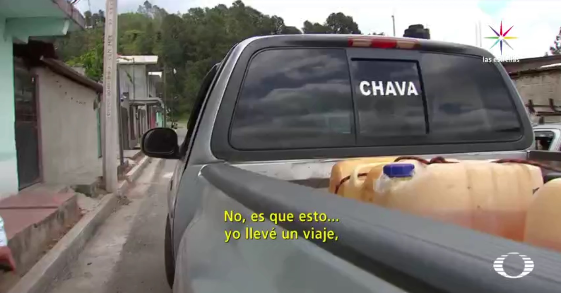 La camioneta estaba cargada con cinco bidones, de 50 litros cada uno, y tres, de 20 litros de gasolina robada. (Noticieros Televisa)