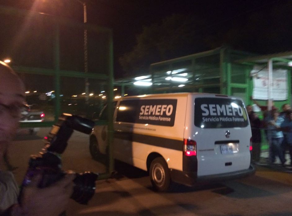 Camioneta del Semefo entra al penal de Cadereyta, Nuevo León (Twitter @cemarnl)