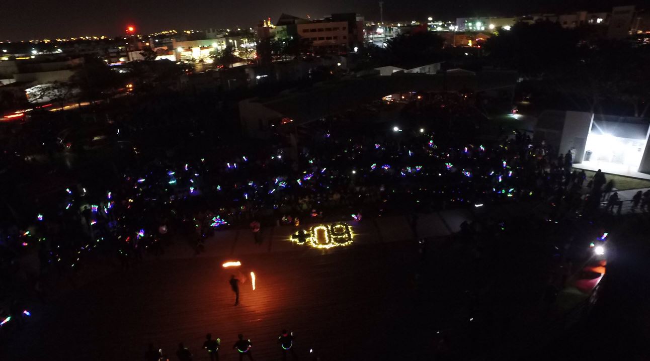 En Campeche, en el malecón de la ciudad se reunieron cientos de personas por la Hora del Planeta (Twitter @SEMARNATCAM)