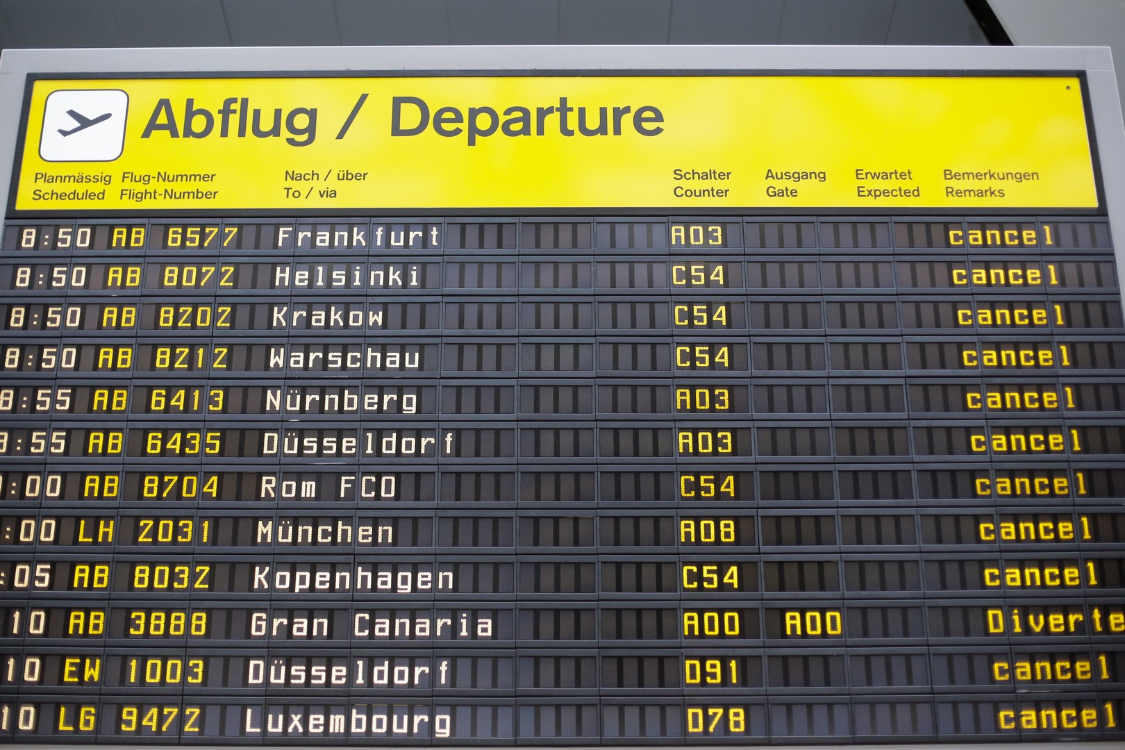 Cancelan cientos de vuelos en Berlín, Alemania. (AP)