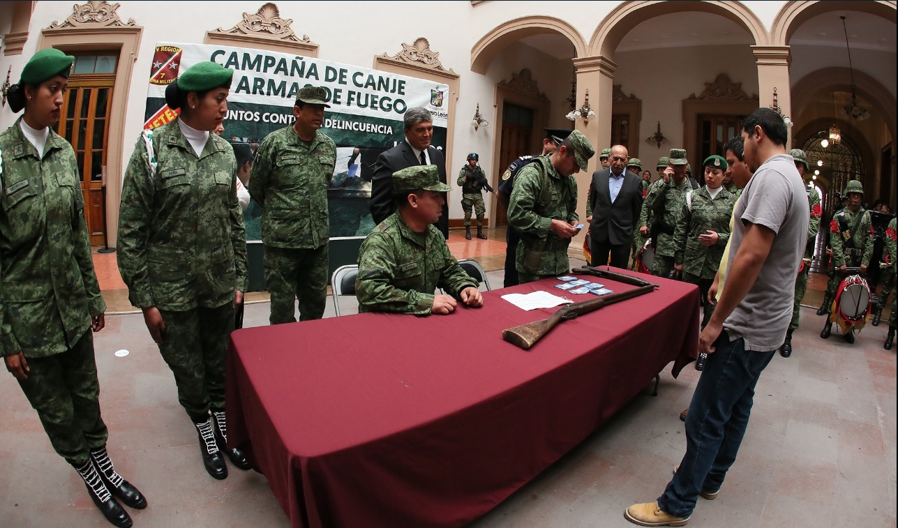 Militares encabezan el programa de canje de armas en Nuevo León (Twitter @comunicacionNL)