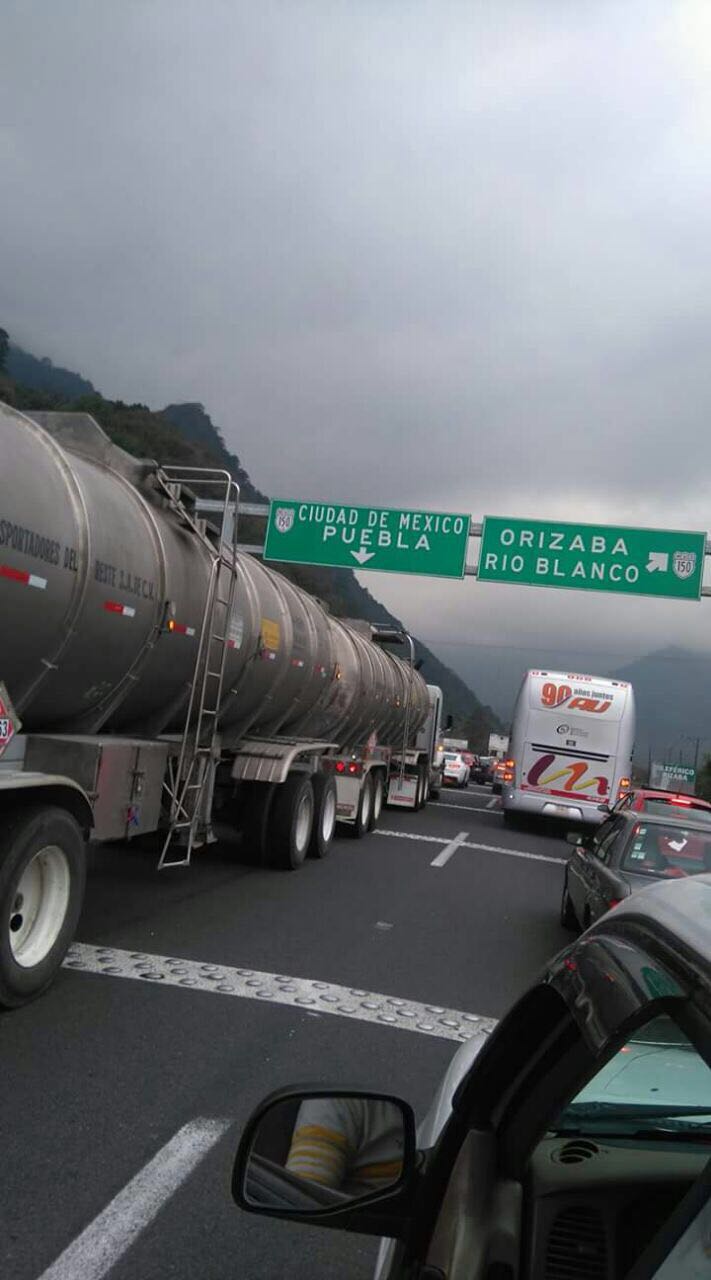 Caos en la carretera Orizaba-Puebla por ataque a comandancia de la PF. (Noticieros Televisa)