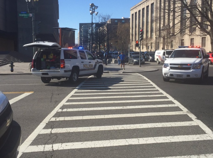El incidente provocó una gran respuesta policial en las calles cercanas al Capitolio (Twitter @MikevWUSA)