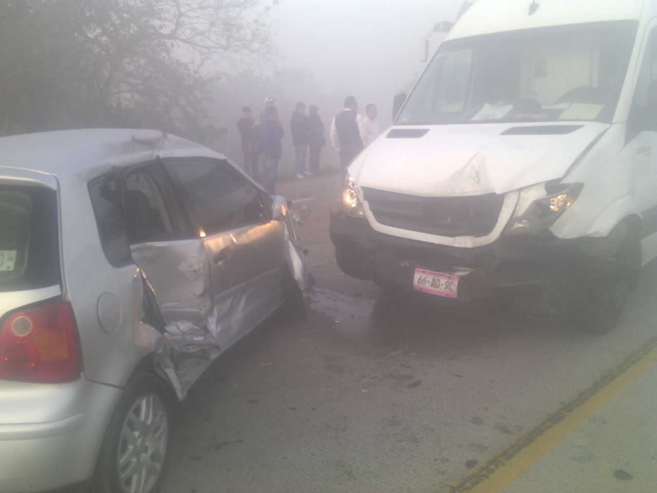 Carambola en la carretera Coatzacoalcos-Cárdenas deja un muerto y 30 lesionados (Noticieros Televisa)