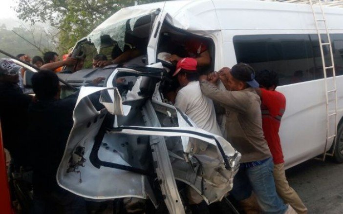 Personas auxilian a los lesionados por una carambola en la carretera Coatzacoalcos-Cárdenas; una persona muere por el accidente (Noticieros Televisa)