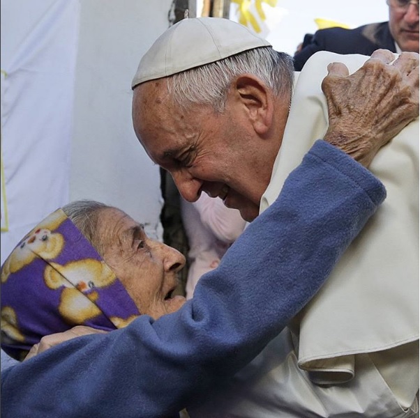 Una persona extiende las manos para pedir ayuda; el organismo de caridad del Vaticano abre cuentas en redes sociales para acercarse a la comunidad católica (Instagram @obolus_va)