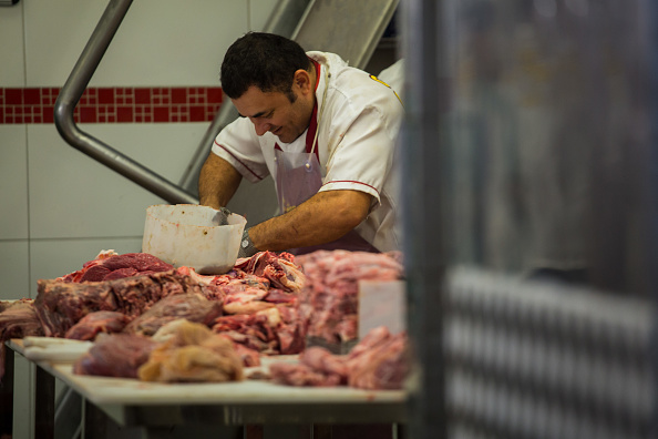 Un carnicero corta en trozos una res dentro de un mercado en Sao Paulo. Brasil es uno de los exportadores de carne más grandes del mundo. (Getty Images)