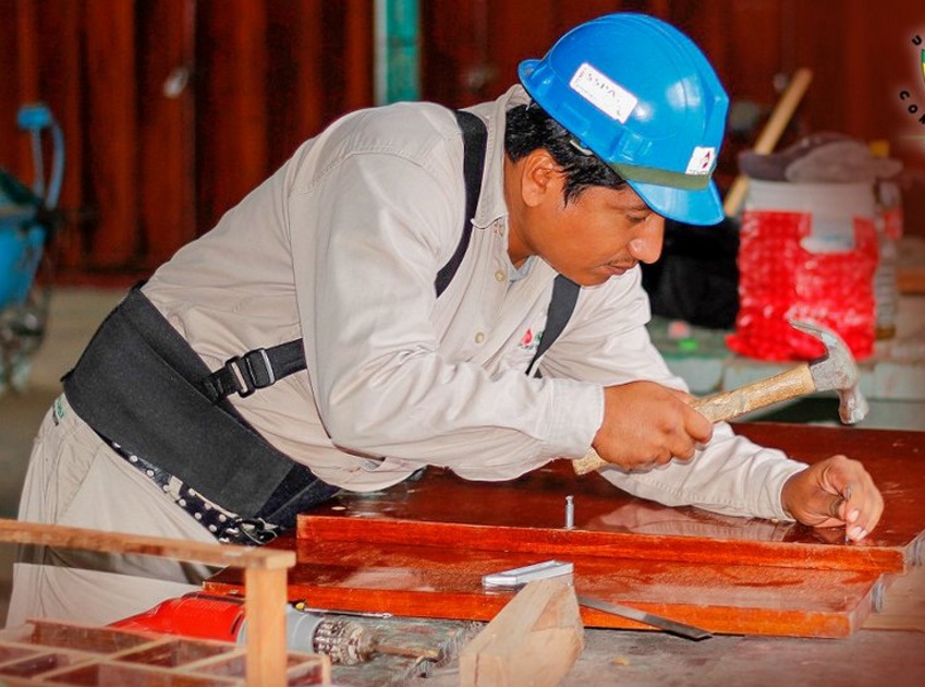 El oficio del carpintero es predominantemente masculino en México, pues 98 de cada 100 son hombres (Twitter @HS26_stprm )