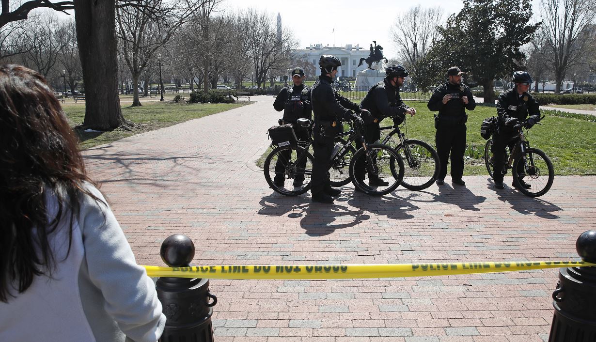 Oficiales del Servicio Secreto estadounidense se encuentran en el parque acordonado de Lafayette después de un incidente de seguridad cerca de la Casa Blanca en Washington. (AP)