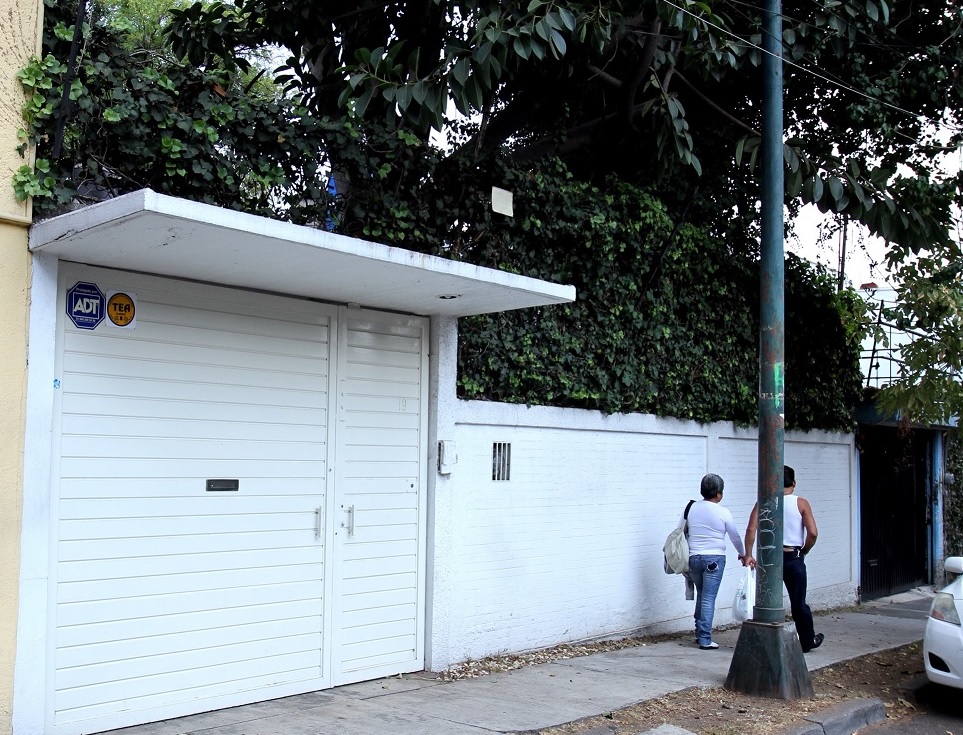 El inmueble donde  “Cien años de Soledad” se creó contiene dos pisos con un pequeño jardín en la calle De la Loma, colonia Lomas de San Ángel Inn (Notimex)