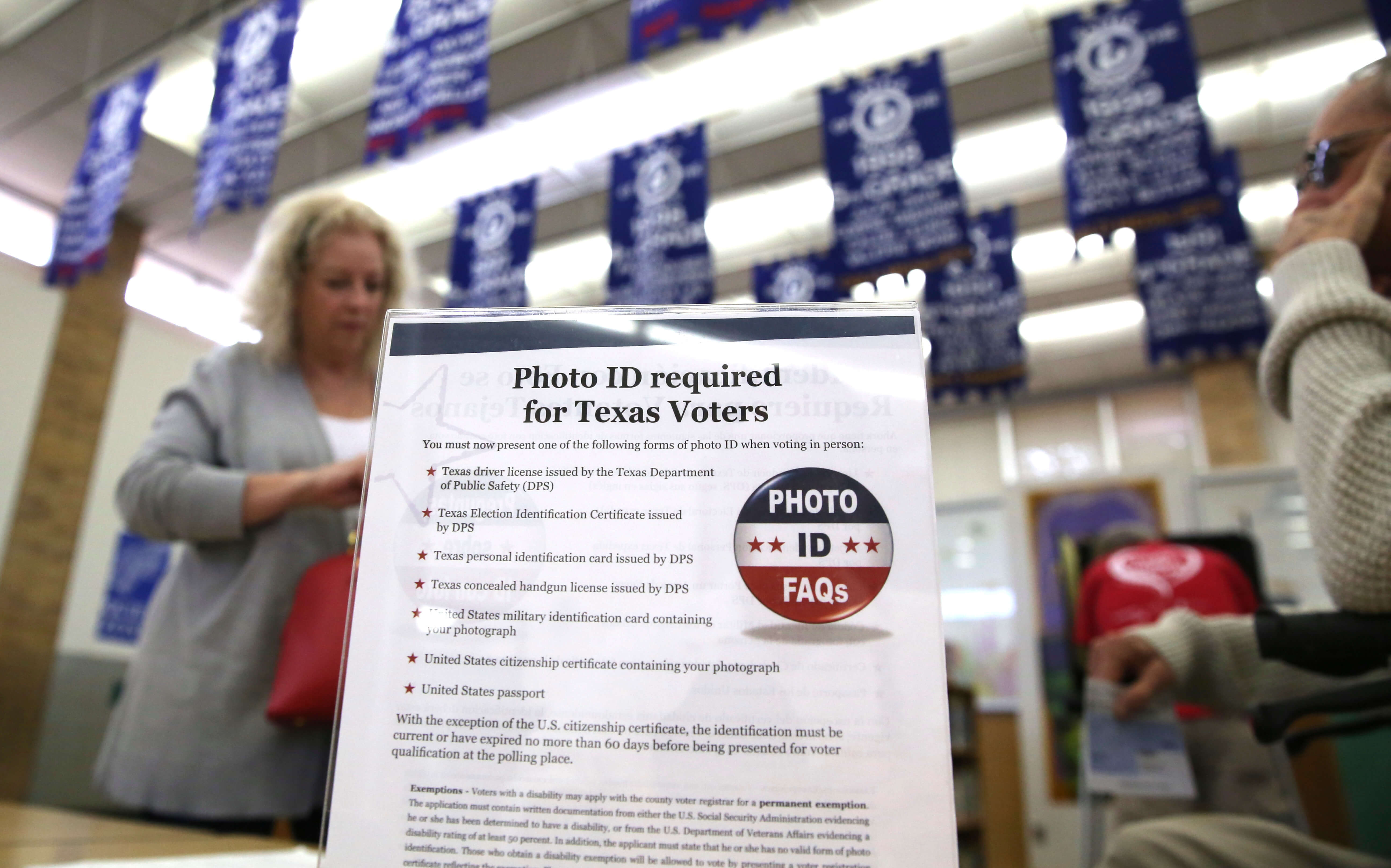 Votante en una casilla para votar en Texas, en Estados Unidos (AP, archivo)