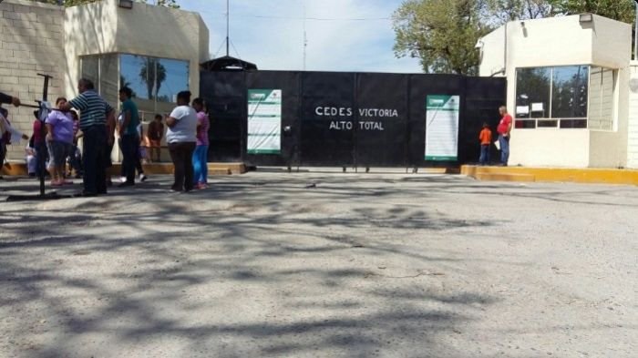 Entrada del Centro de Ejecución de Sanciones (Cedes) de Ciudad Victoria; autoridades contabilizan 29 reos fugados de la penitenciaría (Twitter @ReddeNoticiasTC, archivo)