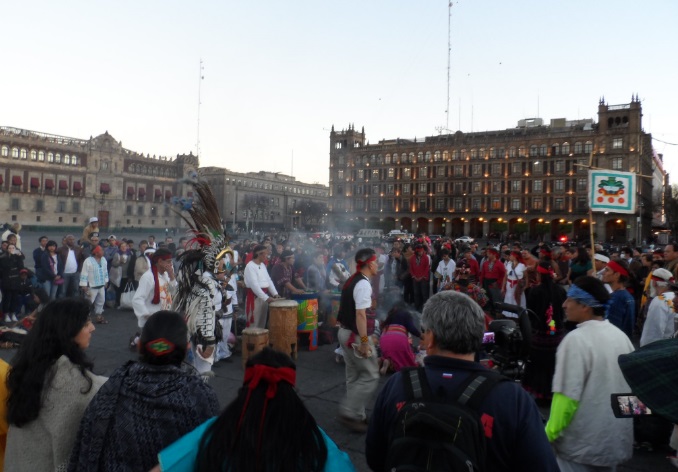 Gente reunida en un círculo de danza para recibir el año nuevo 2017 Mexihca "Macuilli Calli, en el Zócalo capitalino (Twitter@Luz13Lucero)