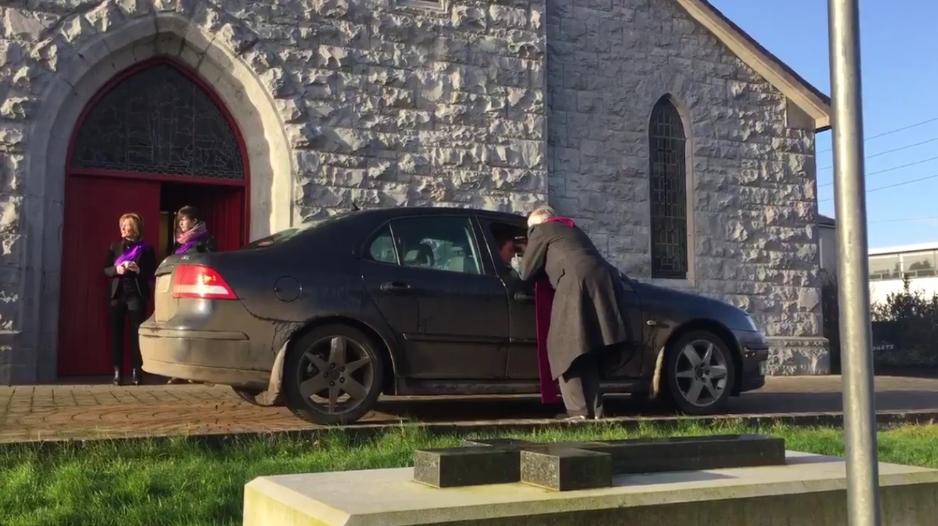 En la Iglesia de San Patricio de Glenamaddy, Irlanda del Norte, dan el servicio de cenizas sobre la marcha (Twitter @patmcgrath)