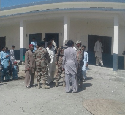 Militares acompañan a encuestador que realiza censo de población en Pakistán. (Twitter @hammalhaidar)