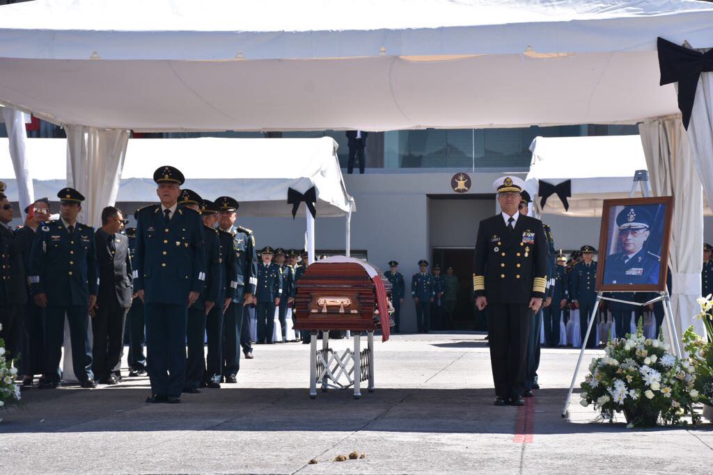 Ceremonia de Honores Fúnebres al extinto Gral Antonio Riviello Bazán en el Heroico Colegio Militar (@SEDENAmx)